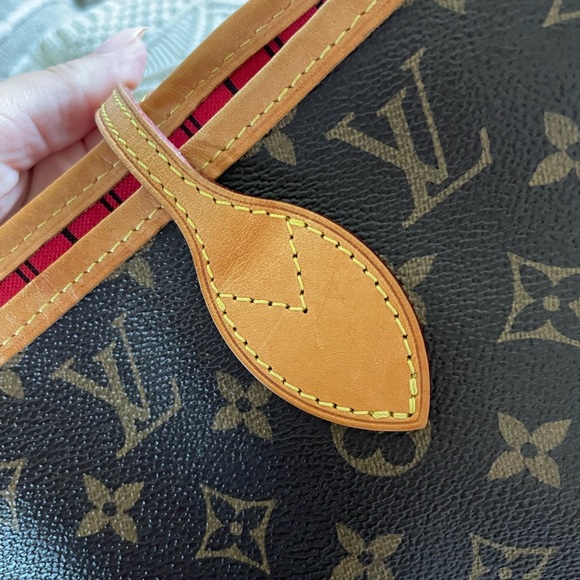 Louis Vuitton Neverfull MM Cerise - Picture 9 of 16